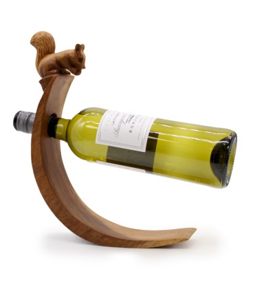 Drewniany balansujacy stojak na wino Wiewiorka z drewna Suar - zdjęcie główne produktu